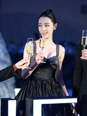 迪丽热巴抹胸水钻黑裙