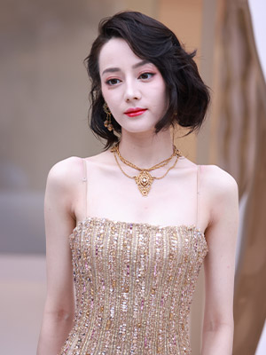 迪丽热巴金色包臀裙