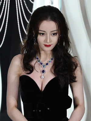 迪丽热巴珠宝店低胸黑裙