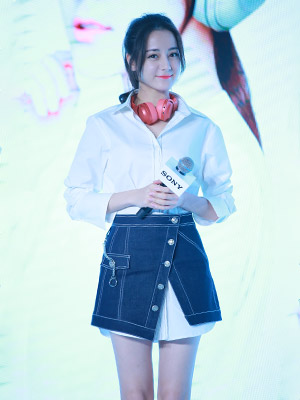 迪丽热巴白衬牛仔短裙