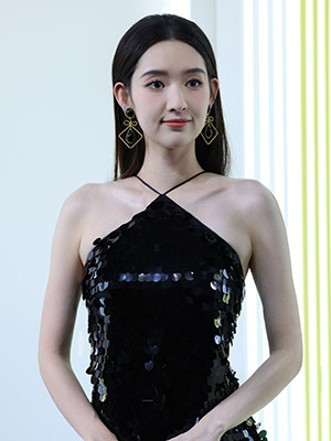 王玉雯亮片挂脖黑裙