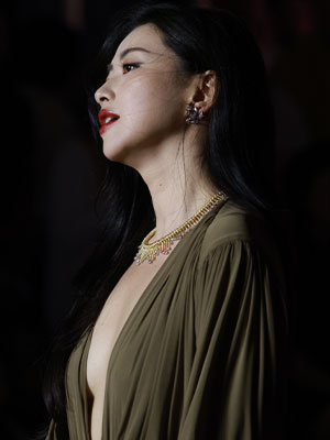 朱珠Vogue秀场深v高叉