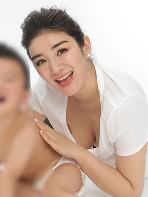 黄奕低胸白T亲子照