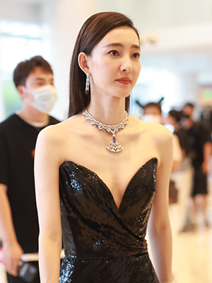 王丽坤北影节深v黑裙