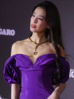 黄圣依紫色低胸礼服