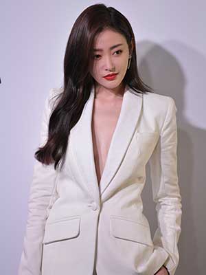 张天爱深V白西装